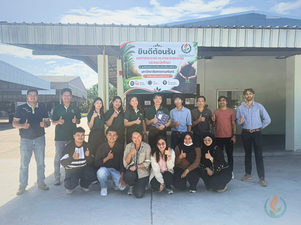 SMGE and Prince of Songkla University exchange commemorative gifts to mark the launch of the sustainable biochar partnership.